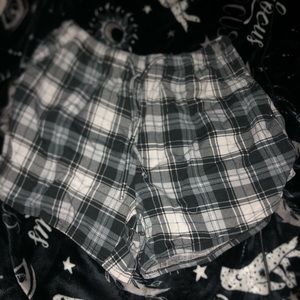 size Large Vlazom black plaid sleep shorts